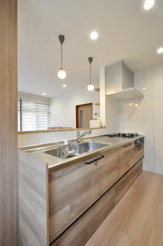 システムキッチンおよび背面収納はクリナップ/ラクエラ（キッチン：W=2571、背面...