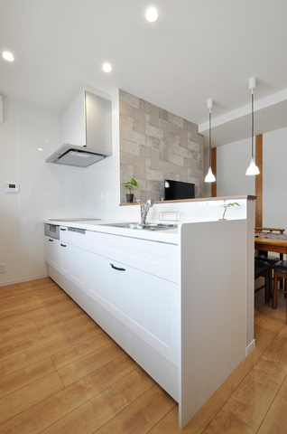 キッチンは壁付型から対面型へレイアウトし、LIXIL/アレスタ（W=2550）を取り付け...