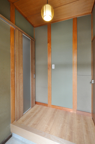 廊下や裏玄関の新しく造作した壁は、日本家屋の趣（伝統的な真壁など）を壊さない...