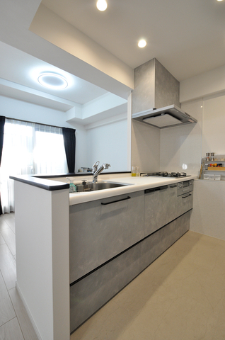 キッチンは吊り戸と横壁を撤去してリビングダイニングと一体感をアップ。システム...