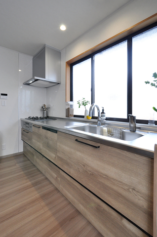 LDKを二階から一階へ。ダイニングキッチンをできるだけ広く使うため、キッチン（...