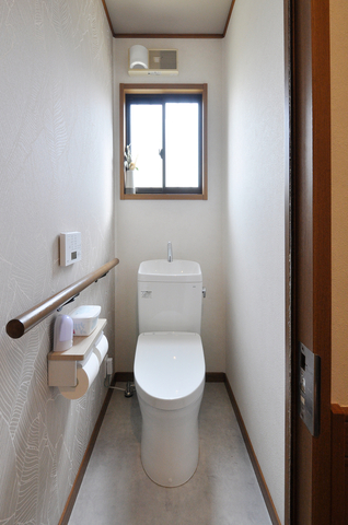 トイレはフチなし形状の便器でお手入れが簡単なTOTO/ピュアレストQRに。1階トイレ...