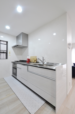 シンク横にあった袖壁を撤去し、吊戸もなくすことで開放的になったキッチン。「お...