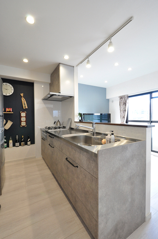 北寄りに位置していた以前のL型キッチンは、南側に移動しI型のオープン対面式に。...