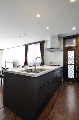 システムキッチンはLIXILの最上位モデル、リシェルSI（W=2574）を選択。ダイニン...