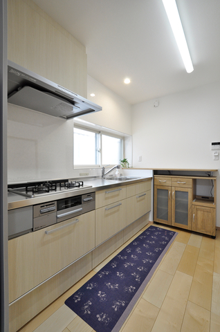 以前は家電を置くスペースが不足していて物が溢れていましたが、階段下のスペース...