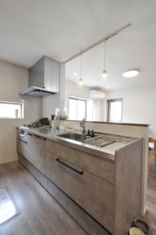 リフォームでキッチンの垂れ壁を撤去したことで、リビングダイニングとのつながり...