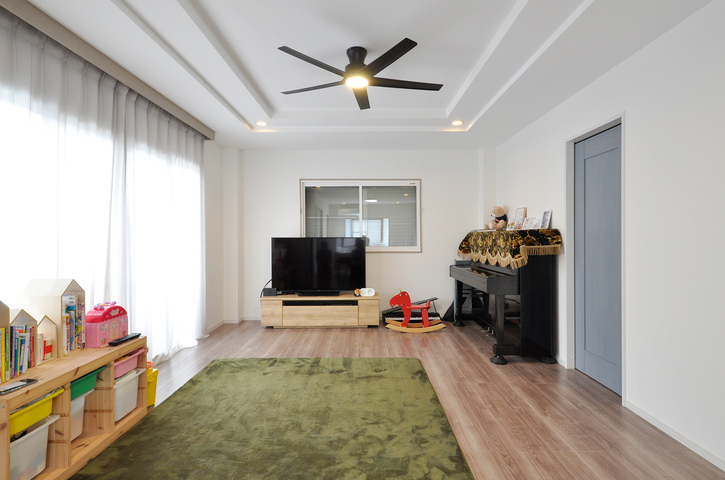 間取りは大きく変えずに、隣接していた和室を収納スペースへと変更。リビングから...