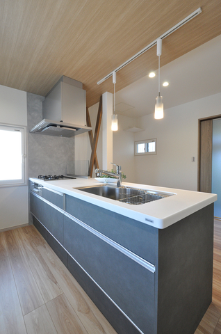 「キッチンはフルフラットの対面型にしたい」というご希望をもとに、以前の壁付け...