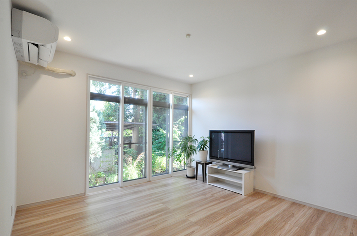 以前はキッチンと居間が廊下を挟んで対角に離れていて、行き来が大変でした。思い...