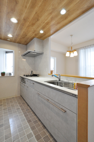 吊戸棚を撤去し、明るく開放的なキッチンへと生まれ変わりました。憧れていたLIXI...