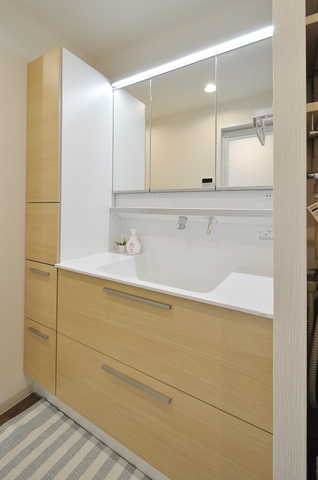 洗面化粧台は「今よりコンパクトで十分」とのご要望に合わせ、幅1000mmのTOTO/オ...