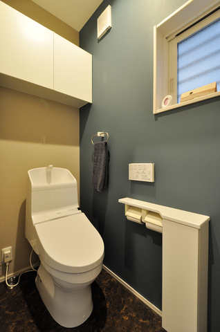 便器はそのまま活かしながら、上部に吊り戸収納（南海プライウッド/サニタリー収...