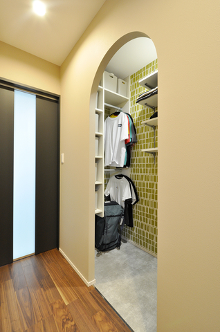 「1階にもよく使う洋服やバッグを収納したい」というご要望から、廊下のラインを...