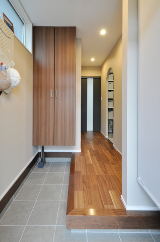 これまで使っていた玄関収納は、ハーフサイズを撤去してトール収納だけを残し、よ...