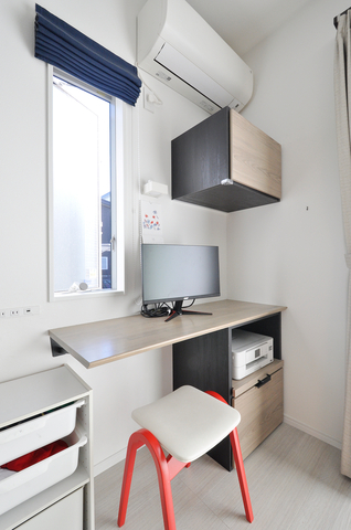 リビングの一角に、テレビボードと同じ扉カラーで揃えたワーキングデスクを設けま...