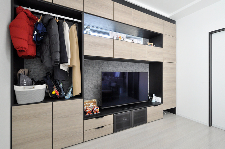 収納力とデザイン性を両立させたいという想いから、壁面から天井いっぱいまで扉付...