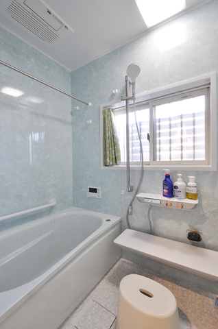 お母様が安心して入浴でき、お掃除の負担も軽くなるようにリフォーム。浴室はサイ...