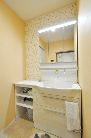 もともと洗面台と洗濯機が並んでいた脱衣室ですが、収納を増やしたいと思い、洗面...