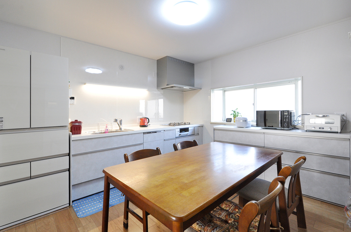 以前はダイニングテーブルがうまく活用できず、食事はリビング中心の生活でしたが...