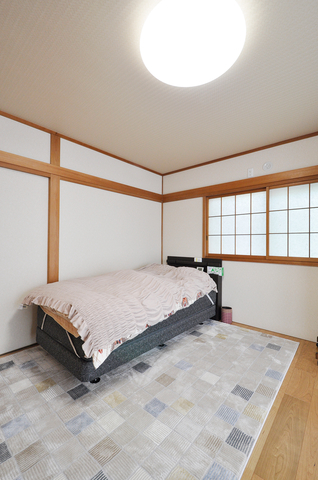 1階での暮らしをより快適にするため、寝室として使われていた和室を洋室へリフォ...