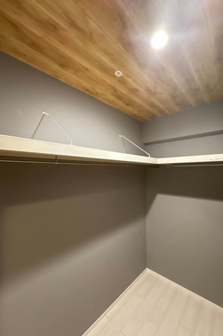 和室だったスペースを活かし、半分はL型の枕棚とハンガーパイプを設けたファミク...