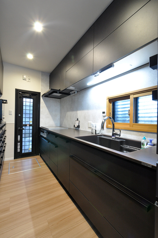 もともとは吊り戸付きの対面キッチンで、手元が暗く、冷暖房の効きも良くないこと...