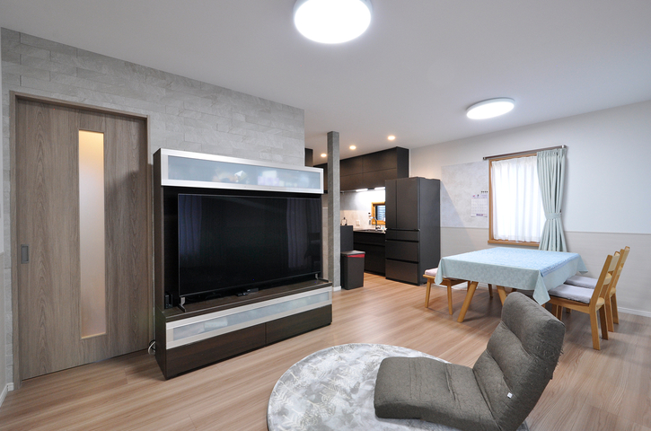 キッチンとダイニングは「明るく、風が通る空間にしたい」というご要望からレイア...