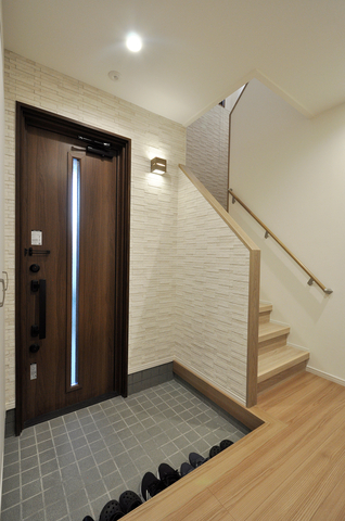 玄関まわりは、見た目と使いやすさを大切にしながらリフォームしました。玄関ドア...