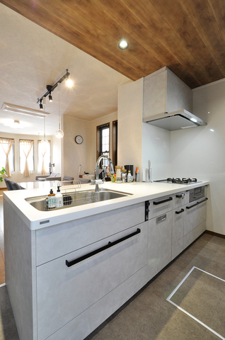 リフォーム前は吊戸や腰壁によってやや閉鎖的だったキッチンを、思い切ってペニン...