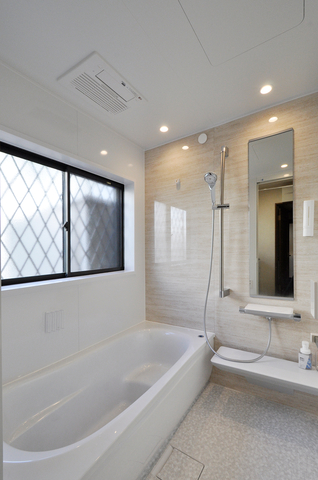 リフォーム前は、お手入れのしにくさや設備の古さが気になっていた浴室を、清掃性...