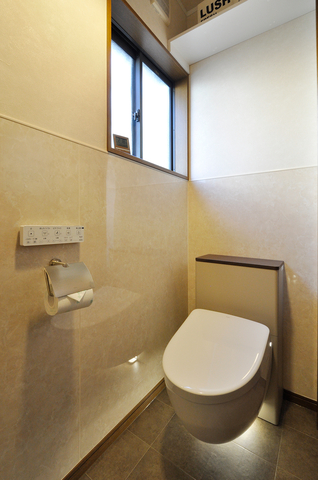 施工前と比べて、すっきりとした清潔感のある空間へと生まれ変わりました。床から...