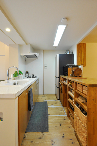 キッチン背面の壁を取り払い、ダイニングと向かい合うレイアウトへと見直しました...