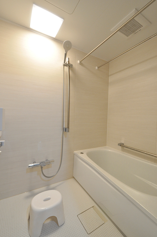 浴室は、使い勝手とお手入れのしやすさを重視して、TOTOのマンションリモデルWYシ...