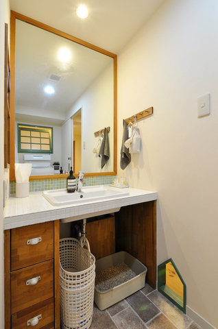 洗面室は、これまで大切に使われてきた造作の洗面台をそのまま活かしながら、暮ら...