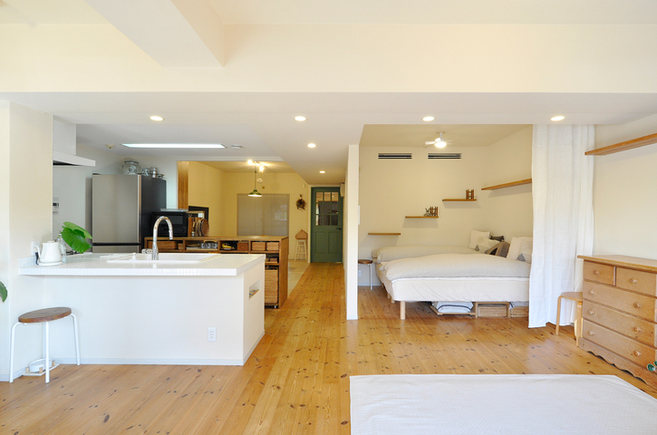 LDKは壁を取り払い、ひと続きの広々とした空間にリフォームしました。テレビは壁...