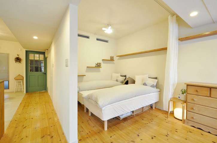 以前は小上がりとして使っていたスペースを撤去し、カーテンでゆるやかに仕切れる...