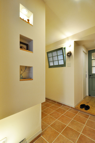 以前キッチン背面収納に設けていた内倒し窓は、今回のリフォームで洗面脱衣室と玄...