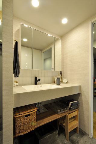 洗面脱衣室は、収納や室内干しのスペースを確保したいというご要望から、間取りを...