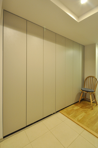 居室の一部を見直し、玄関ホールのスペースを広げることで、壁一面に大容量の収納...