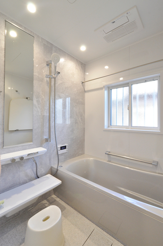 窓の取り替えと高断熱浴槽（TOTO/シンラ、Cタイプ）の採用により、寒さが気になっ...