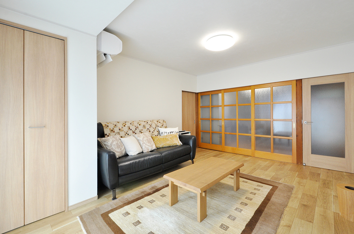 縁側とリビングをひと続きの空間にしたいという想いから、間取りと家具配置を含め...