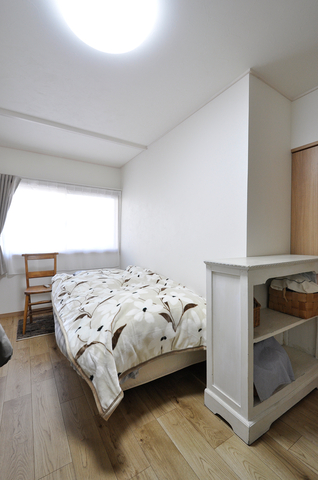 窓や建具を新しく取り替え、カーペットだった床はフローリングへと張り替えました...