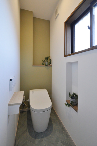 1階のトイレ（Panasonic/アラウーノ）は入口の位置を見直し、空間を有効活用でき...