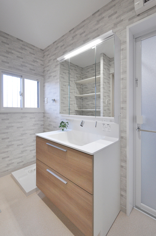 収納スペースの少なさにお悩みだった洗面室は、洗面化粧台（LIXIL/クレヴィ、W900...