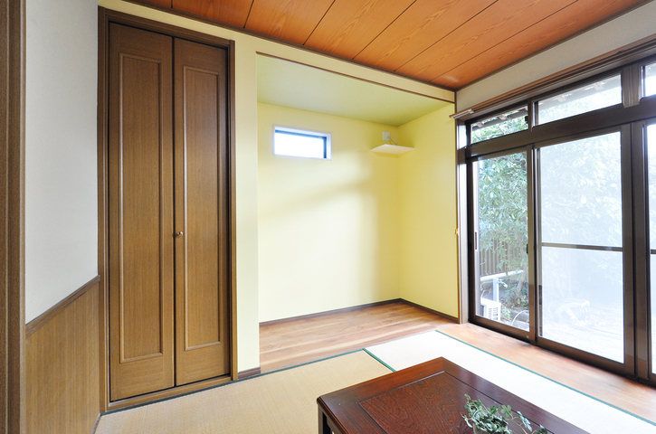 居間の和室は南側の押入れを撤去し、フローリングを張ることで新たなスペースを確...