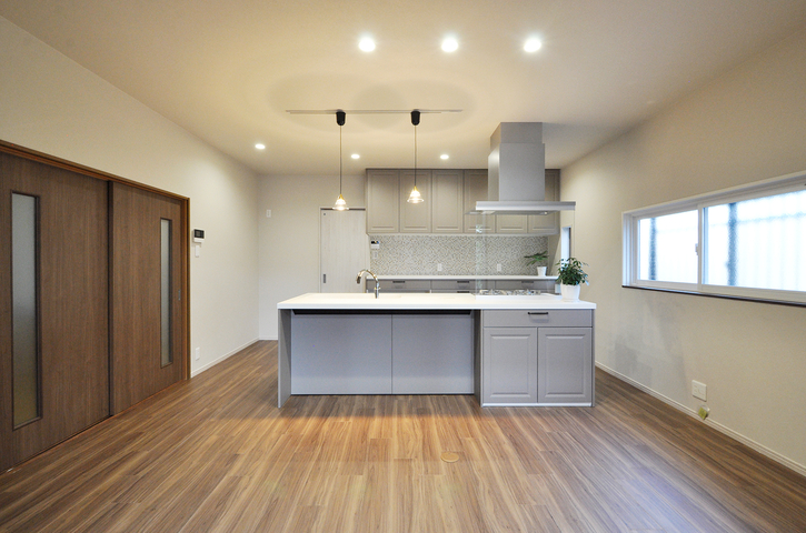 フルフラットのアイランドキッチンを中心に、カウンターでお食事が楽しめるダイニ...