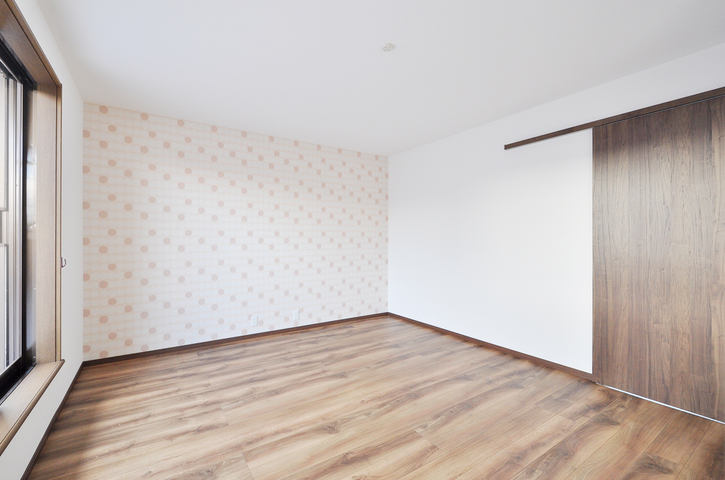 2階の和室はライフスタイルの変化に合わせて洋室へとリフォームしました。ひと部...