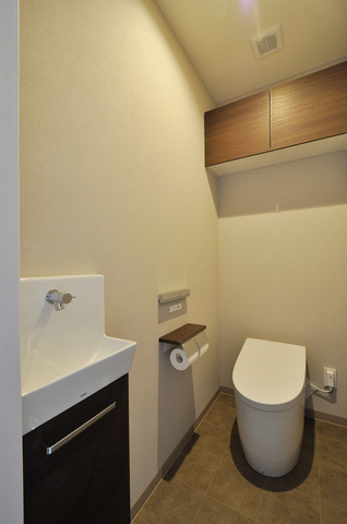 トイレは、便器と手洗いを別々にすることで、使い勝手とお掃除のしやすさを重視。...