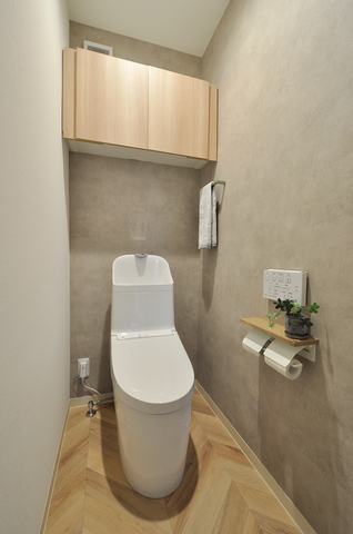 2階の押入れだったスペースを活用し、新たにトイレを設けました。廊下や建具をホ...